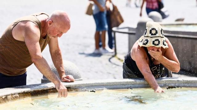 Europa enfrenta una ola de calor inédita con víctimas, cierres escolares y alertas rojas