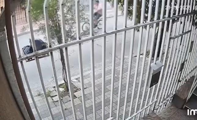 Cuatro ladrones sorprendieron a un chico de 17 años y le sacaron la bici a punta de pistola