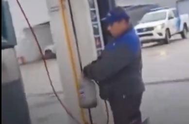 Fue a cargar GNC con un bidón y el playero siguió como si nada