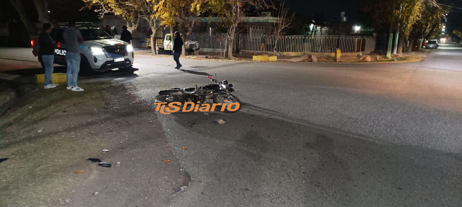 Dos motochorros embistieron a un repartidor y escaparon a pie en Rivadavia