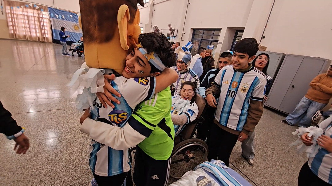 El Messi de TELESOL volvió a provocar emoción en escuelas de Chimbas y Rawson