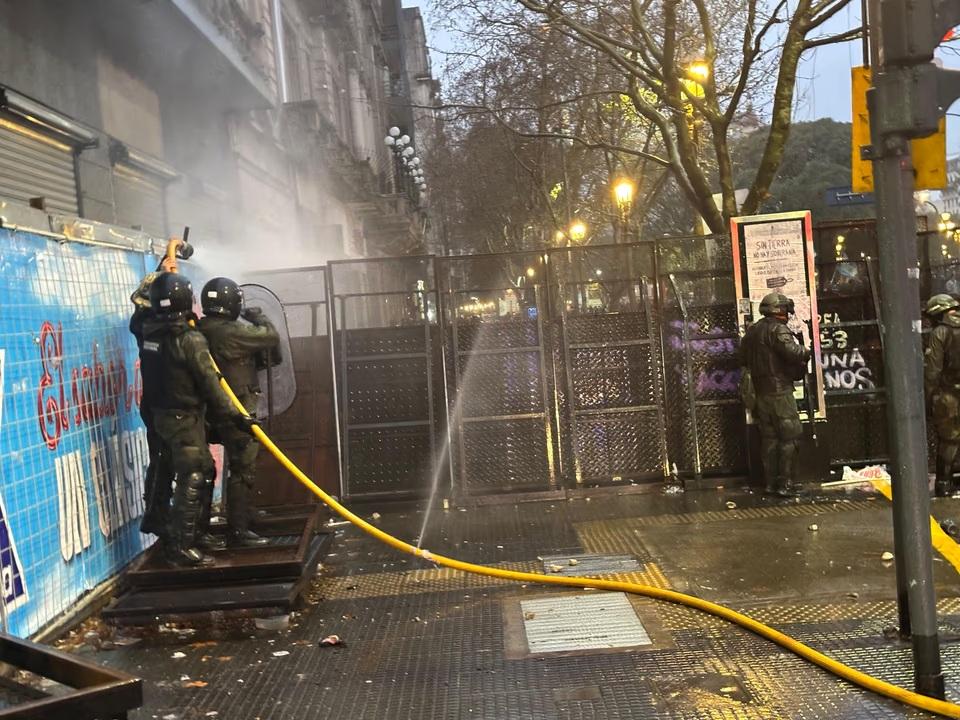 Tres personas terminaron detenidas y dos agentes quedaron heridos tras los choques frente al Congreso