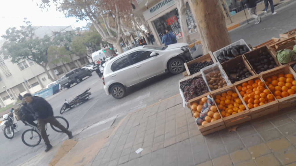 Un cruce complicado terminó con un motociclista lesionado en el microcentro