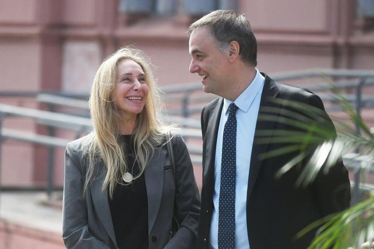 Piden encerrar a Manuel Adorni y frenarle la salida del país
