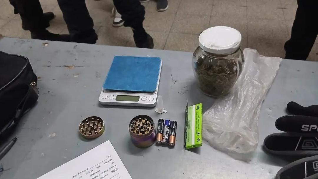 Detuvieron a un joven tras huir de un choque y hallarle marihuana y elementos de fraccionamiento