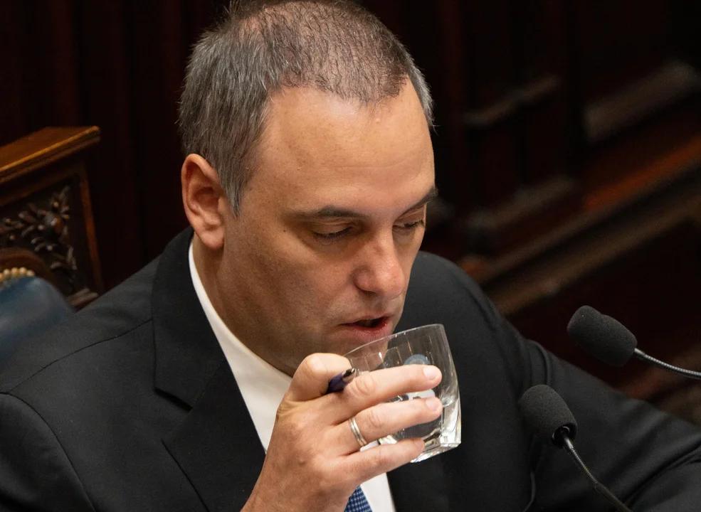 Adorni dio marcha atrás y crece el ruido político por la posible censura