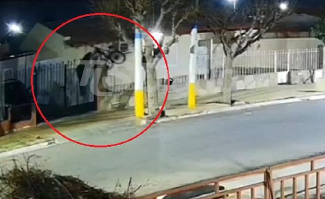 Dos hombres actuaron en conjunto y sustrajeron una bicicleta en Rawson