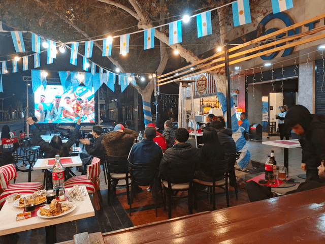 Baja asistencia en bares sanjuaninos tras el debut de Argentina y críticas al mensaje policial