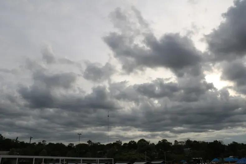 Neblina y bajas marcas térmicas dominarán el martes en San Juan