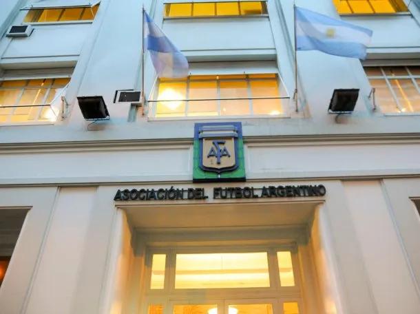 La AFA salió al cruce y defendió el peso de la Selección en medio de la polémica por la bandera de Malvinas