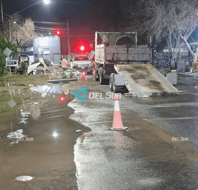 Una rotura generó un importante derrame de agua en una esquina de Rivadavia