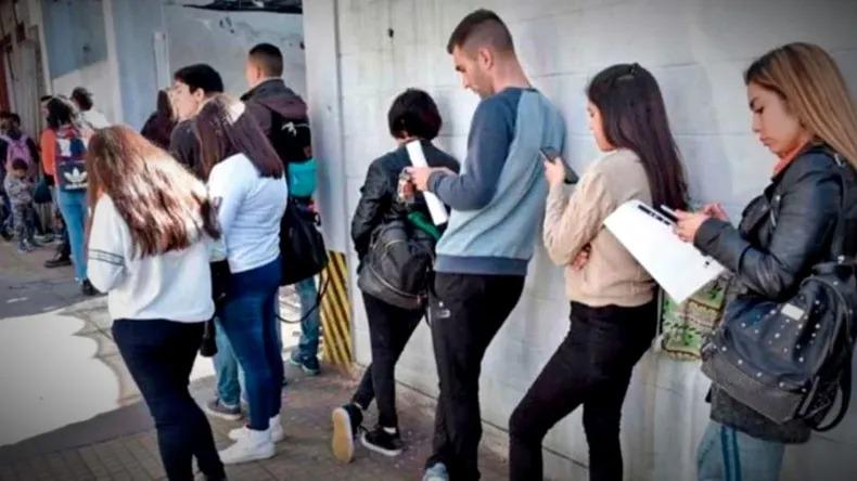 El desempleo bajó a 7,8% y la informalidad alcanzó un récord de 44,2%