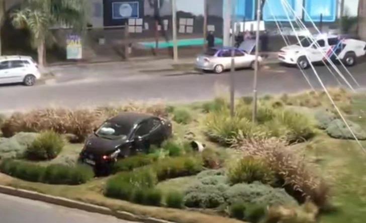 Un Fiat Cronos quedó sobre un espacio verde tras un choque en Circunvalación