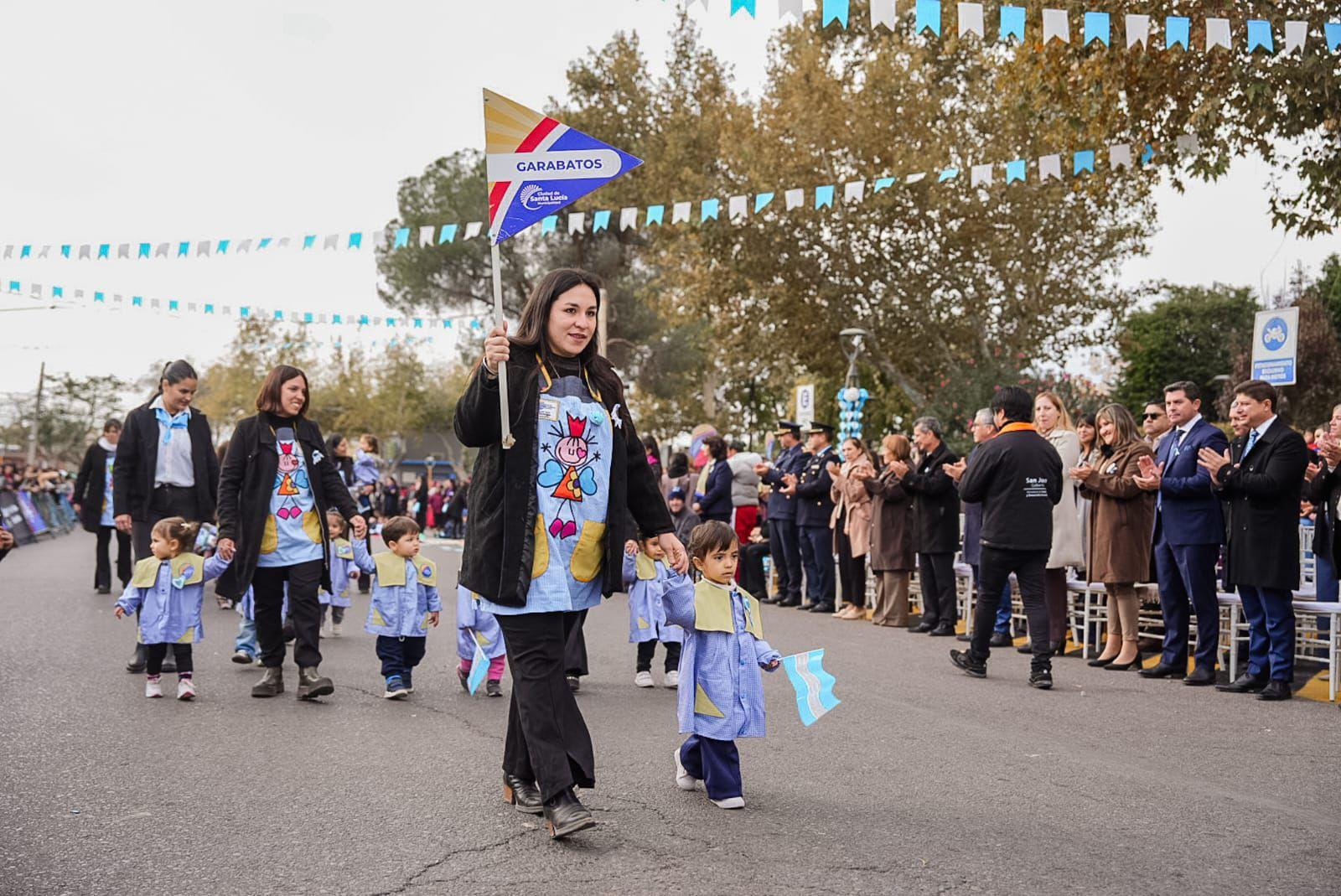 Los jardines municipales coparon las calles de Santa Lucía en un 25 de Mayo a pura emoción
