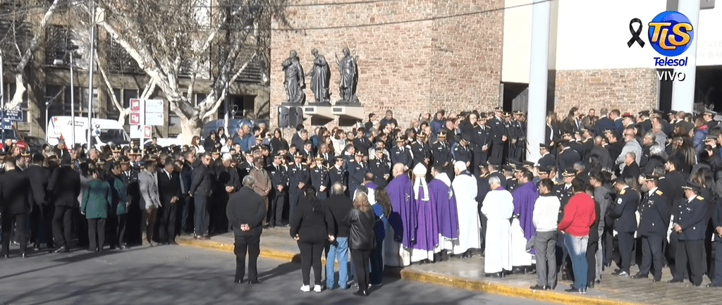 Miles de personas acompañan el último adiós a las víctimas del accidente aéreo de Valle Fértil