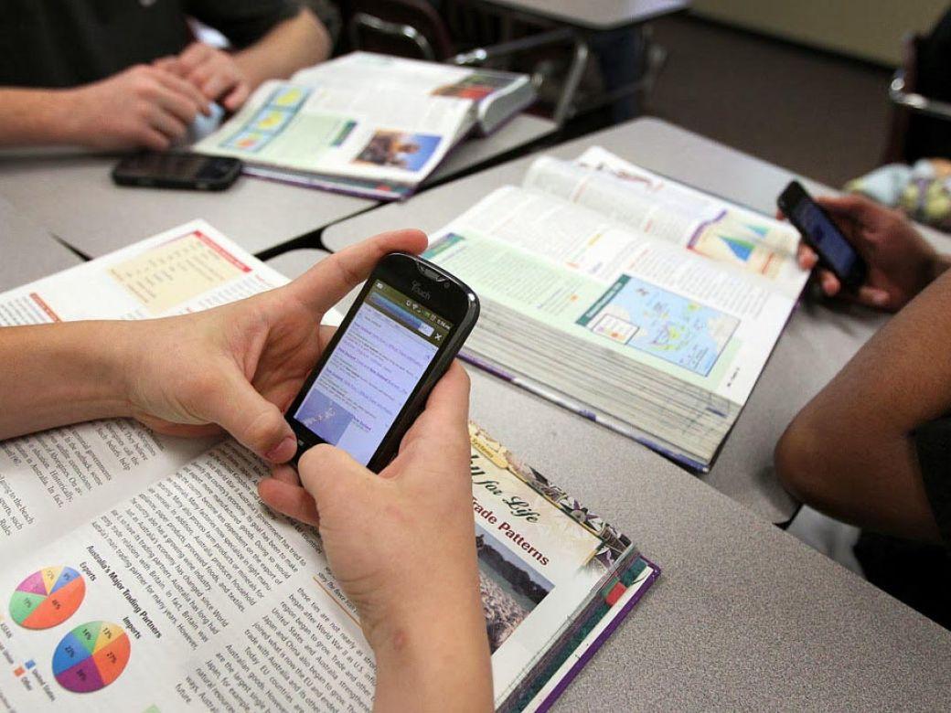 Celulares en clase: 11 provincias ya tomaron postura y el debate sigue al rojo vivo