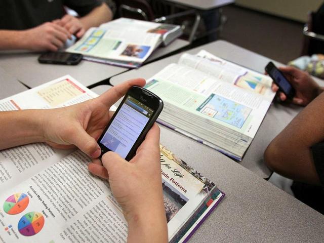 El uso de celulares en el aula gana regulación en 11 jurisdicciones del país