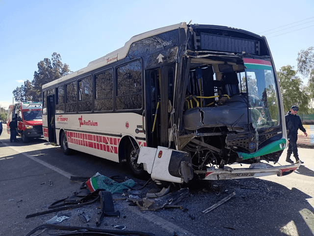 Un colectivo y un camión protagonizaron un choque en la Ruta 20