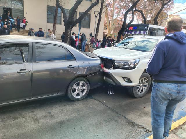 Un choque múltiple en Libertador y Catamarca dejó dos heridos y complicó el tránsito