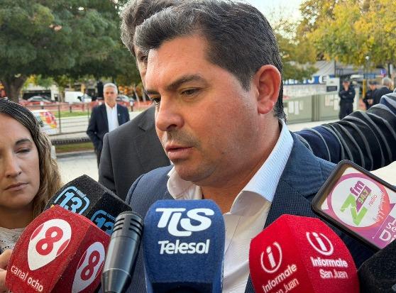 Orrego encabezó una nueva entrega de certificados en el Centro Cívico