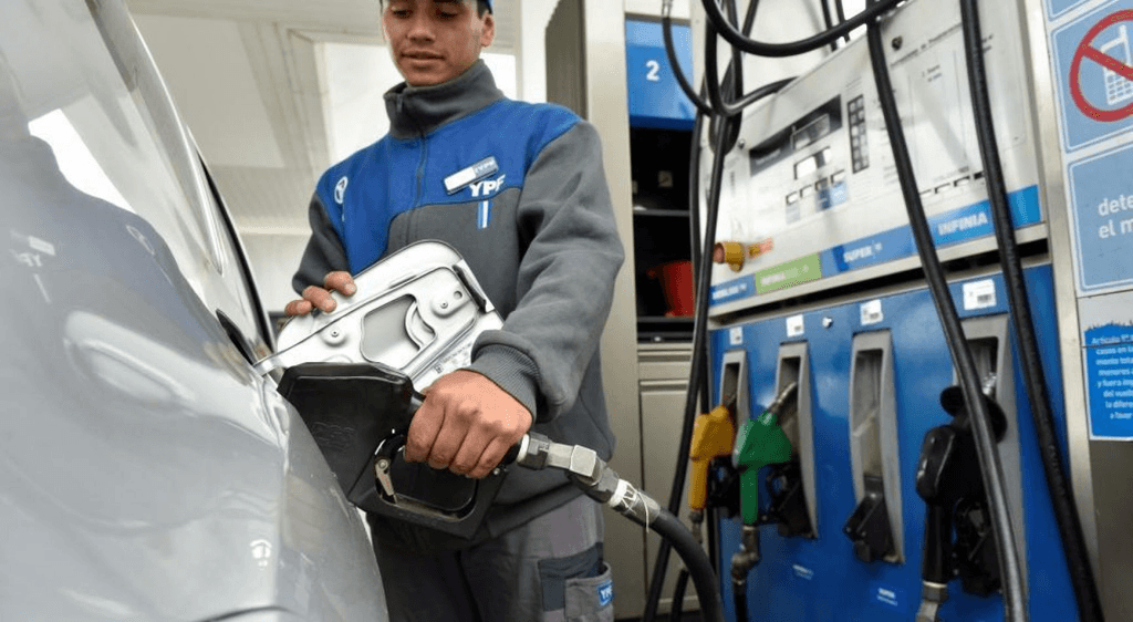 Desde este sábado sube una parte del impuesto a los combustibles y se va a sentir en el surtidor