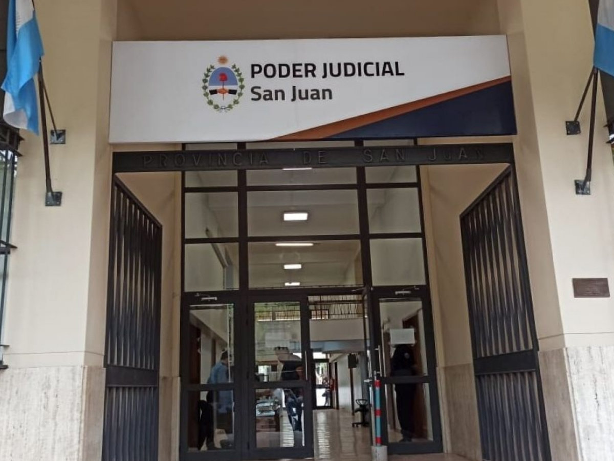 Intimidó a dos chicos con un cuchillo al salir de la escuela y zafó de la cárcel