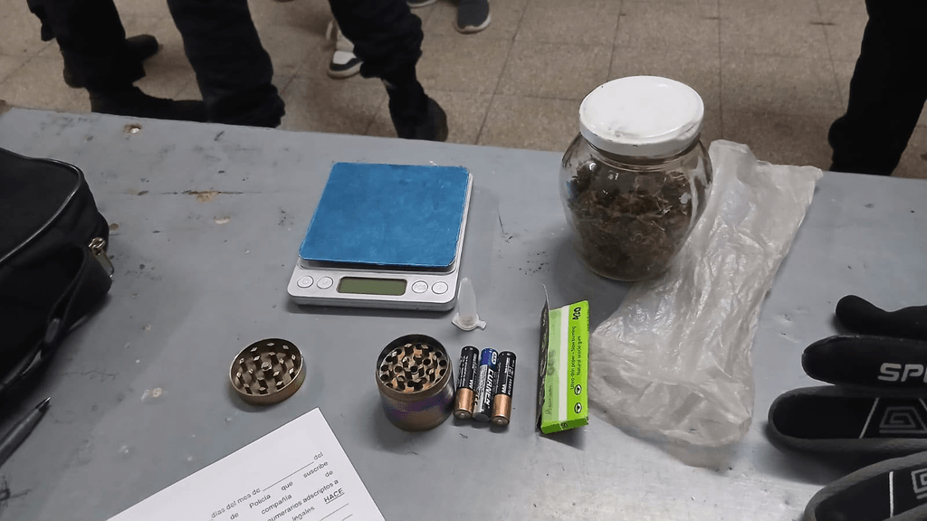 Tras un choque y una corrida, cayó con marihuana y elementos para fraccionar