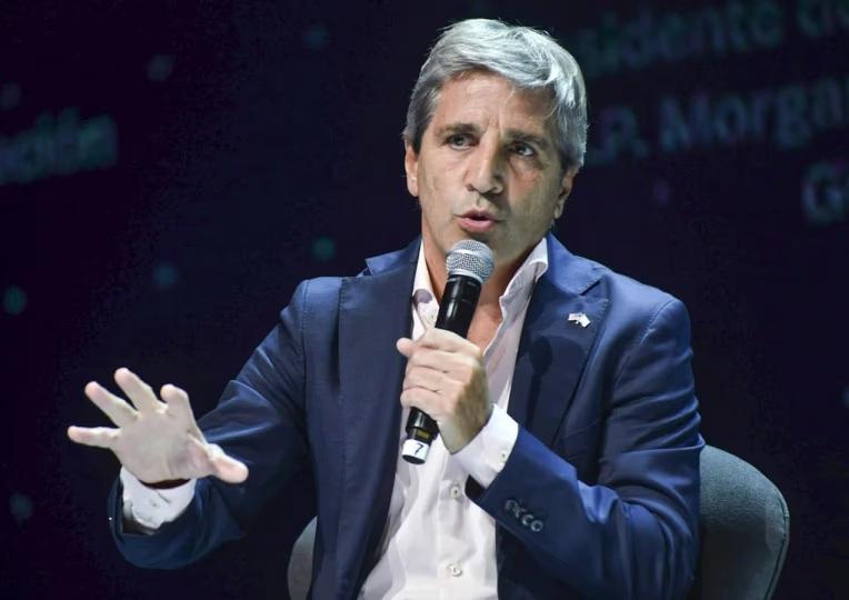 Caputo acelera un nuevo plan para tentar a los dólares guardados