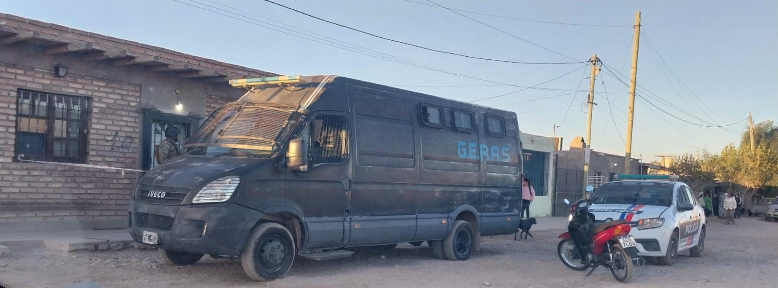 Cayeron dos hermanos en Chimbas tras un allanamiento por venta de droga