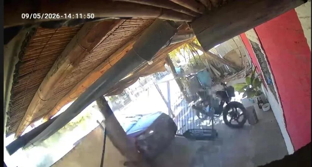 Un auto se metió de lleno en una casa y la sospecha apunta a un ataque a propósito