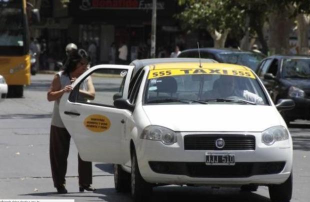 Un remisero vivió un infierno en pleno viaje y denunció que lo atacó una patota