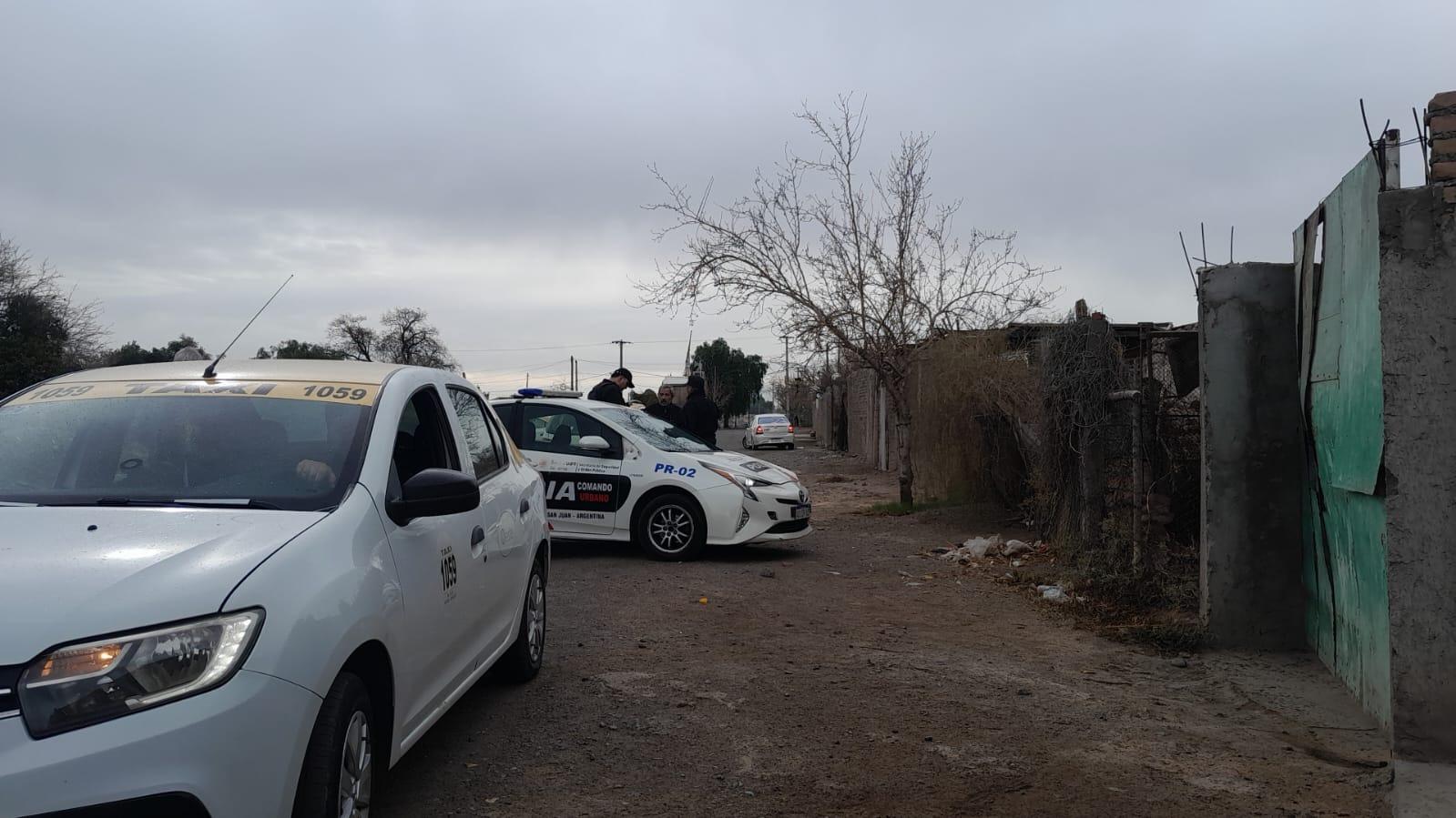 Una pasajera se bajó del remis, entró a una casa y no quiso pagar el viaje