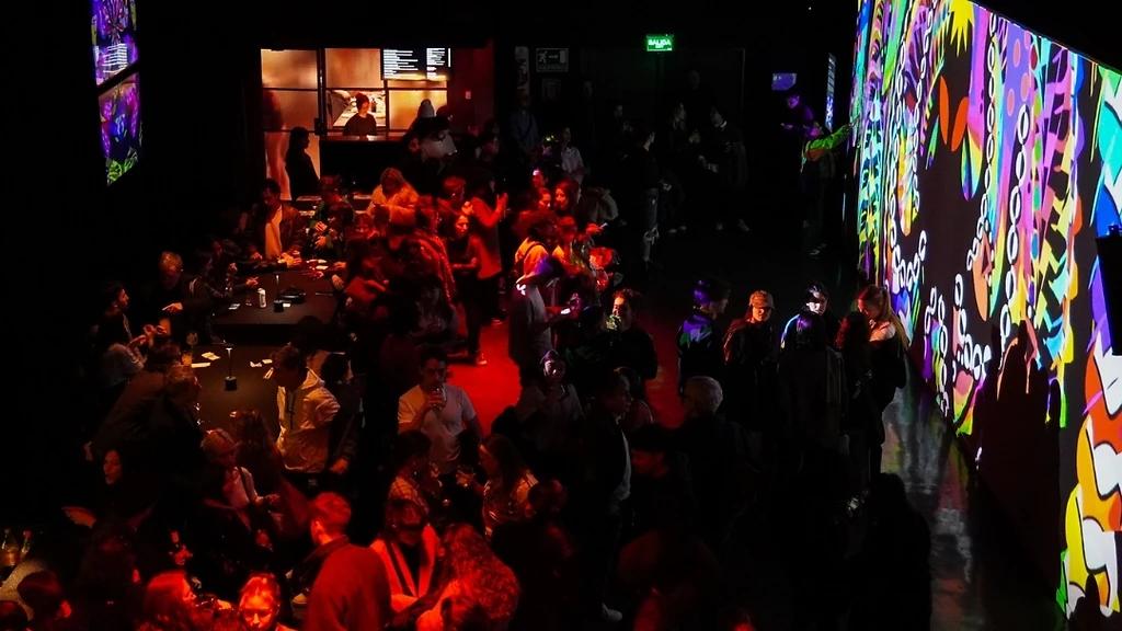 Desbaratan un after ilegal en Avenida Libertador y se armó un lío con la Policía