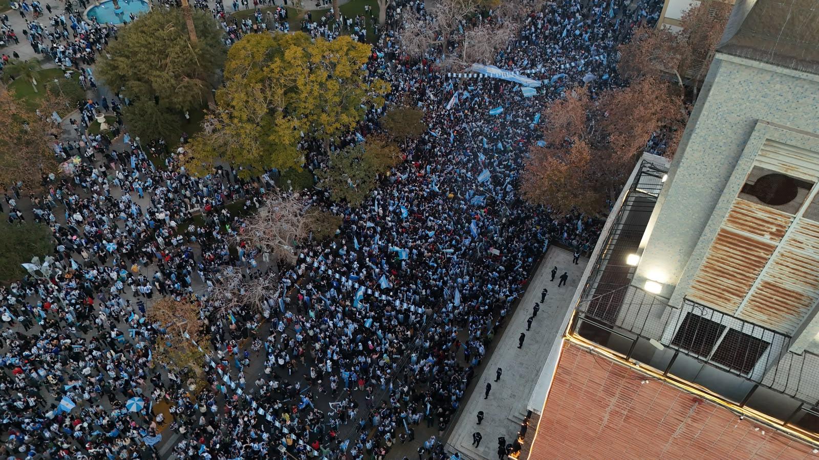 San Juan cambia el ritmo por Argentina-España: colectivos frenados, comercios con horario especial y fuerte operativo en la calle