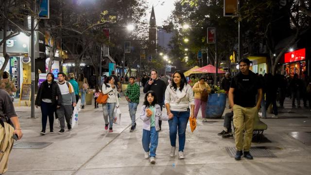 El comercio espera un repunte por el Mundial y el Día del Padre, con compras aún moderadas