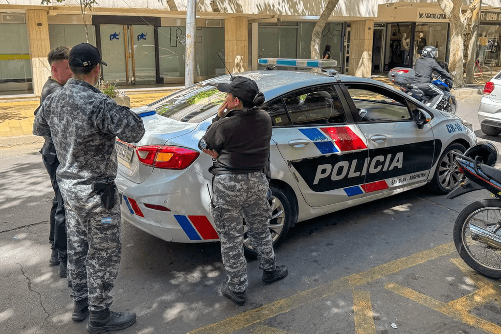 Entró por el techo a la casa de su ex, se llevó una puerta y ahora debe pagar $100.000
