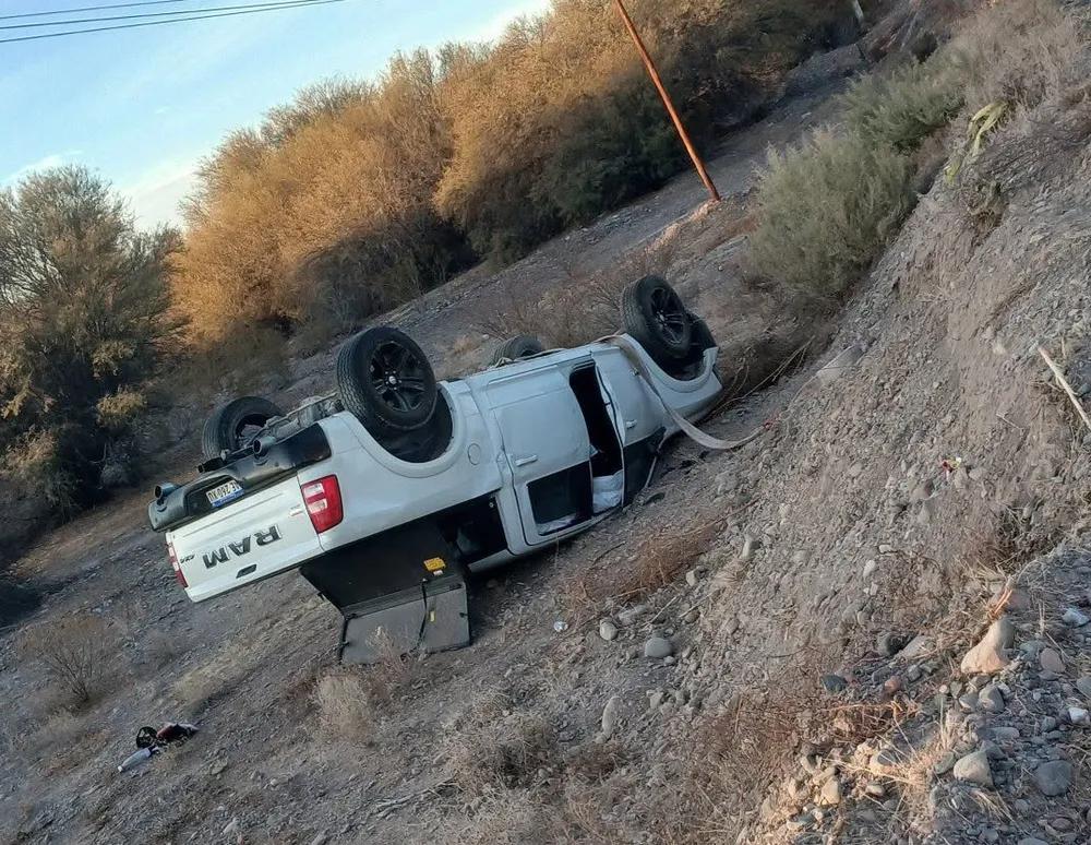 Ullum: una camioneta terminó volcada y el conductor salió ileso