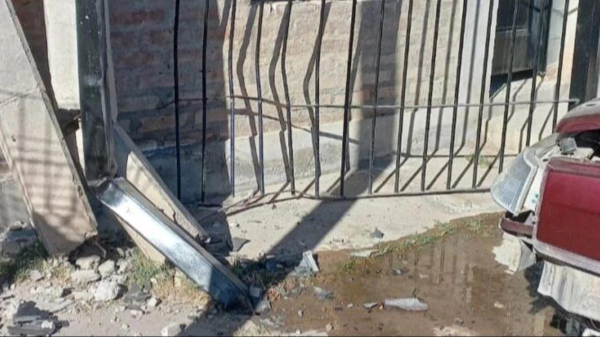 Se salió de control, embistió una casa y el auto quedó metido en el frente