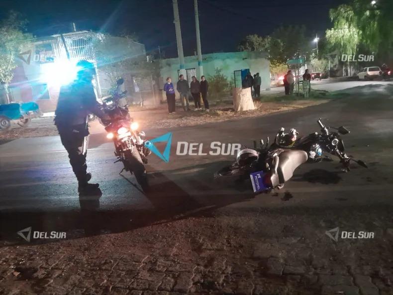 Un choque en plena esquina dejó a un motociclista internado