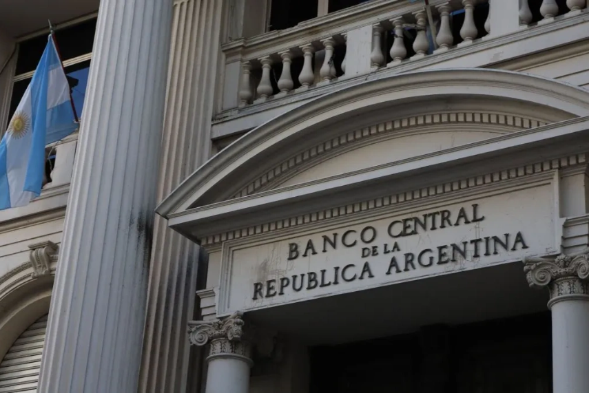 El Central aflojó la compra de dólares y crece la inquietud por las reservas