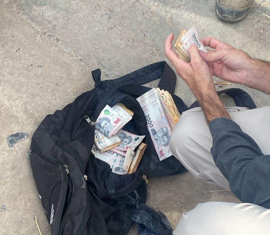 Un control en San Juan destapó una moto buscada, droga y una mochila cargada de plata