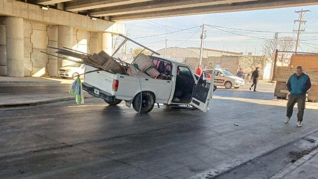 Choque entre un camión y una camioneta en Chimbas dejó dos heridos y afectó el tránsito