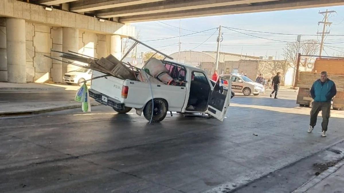 Fuerte impacto bajo el puente de Ruta 40 dejó dos heridos y un caos de tránsito