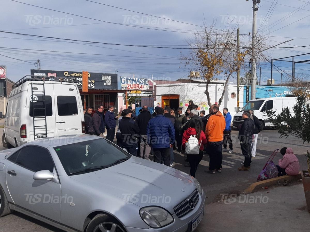 Cortaron una calle en Santa Lucía tras otro robo y se trenzaron con la Policía