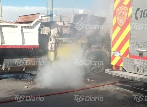 Un camión de carga se incendió en Pocito y sufrió daños totales