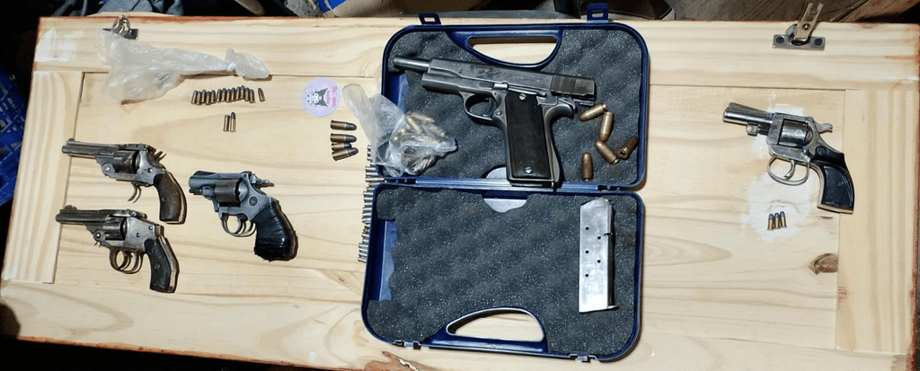 Allanamientos, cuatro detenidos y un arsenal secuestrado tras un feroz ataque a tiros