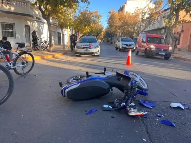 Impacto entre un auto y una moto alteró el tránsito en una esquina céntrica de Capital