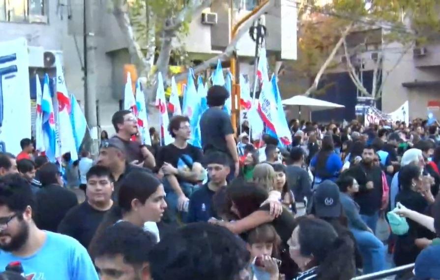 San Juan salió a defender la universidad y los docentes marcaron la bronca por los sueldos