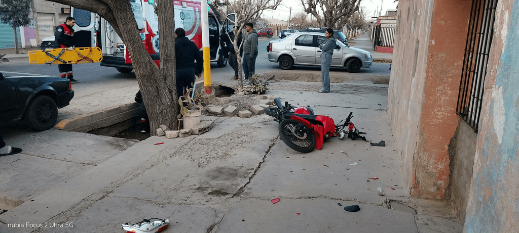Un auto y una moto chocaron en Rawson y una mujer terminó en observación