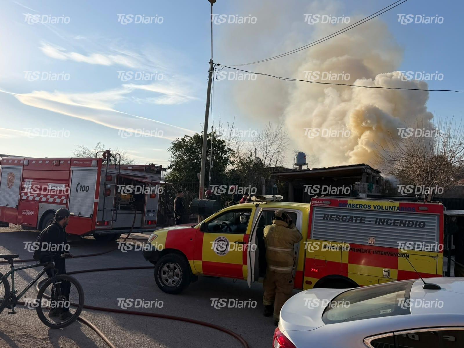 Un incendio en el Lote Hogar puso en riesgo a una mujer en silla de ruedas y los bomberos la sacaron a tiempo